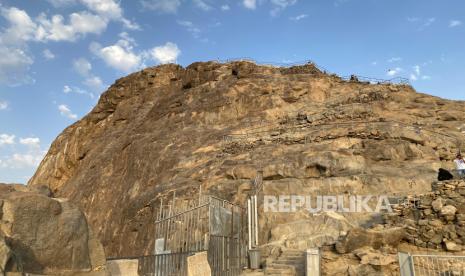 Umat muslim berkunjung ke Gua Hira di Jabal Nur, Makkah, Arab Saudi, Jumat (7/6/2024). Gua Hira menjadi salah satu tempat bersejarah favorit jamaah haji dan umroh yang datang ke Tanah Suci. Untuk sampai ke Gua Hira, tempat pertama kali wahyu turun kepada Nabi Muhammad shalallahu alaihi wassalam melalui Malaikat Jibril, jamaah perlu menaiki sekitar 1.200 anak tangga Jabal Nur. Di Gua Hira, 1.400 tahun silam Nabi Muhammad mengasingkan diri untuk bertafakur. Di gua itu pula, Muhammad untuk pertama kali menerima wahyu dari Allah melalui Malaikat Jibril yang menandakan Beliau diangkat menjadi Nabi dan Rasulullah.