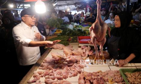 Menteri Perdagangan (Mendag) Zulkifli Hasan berbincang dengan pedagang ayam.