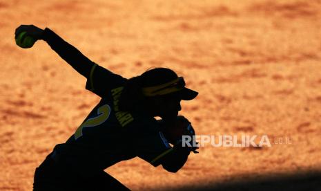 Atlet softball putri Sulawesi Tenggara Ayu Lestari bersiap melempar bola saat bertanding melawan tim softball putri Papua Barat pada penyisihan Softball Putri PON Papua di Lapangan Softball AURI, Kabupaten Jayapura, Papua, Jumat (8/10/2021). Sulawesi Tenggara menang atas Papua Barat dengan skor 9-2.