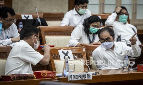 Direktur Utama Bio Farma Honesti Basyir (kanan) berbincang dengan Direktur Utama Indofarma Arief Pramuhanto (kiri) dalam rapat dengar pendapat dengan Komisi VI DPR di kompleks Parlemen, Senayan, Jakarta, Senin (29/3/2021). Rapat dengar pendapat (RDP) tersebut membahas terkait kesiapan dan pelaksanaan serta realisasi penyediaan vaksin COVID-19. 