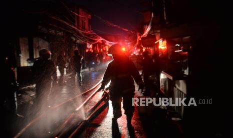 Petugas pemadam kebakaran berusaha memadamkan kobaran api akibat pipa bensin di area Terminal Bahan Bakar Minyak (TBBM) Plumpang yang terbakar di Jakarta Utara, Jumat (3/3/2023) malam.