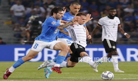 Sandro Tonali dari Italia (kiri).