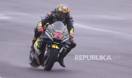 Pembalap Italia Marco Bezzecchi dari Mooney VR46 Racing beraksi saat balapan MotoGP di Grand Prix Sepeda Motor Argentina di Termas de Rio Hondo, Argentina, Ahad (2/4/2023)