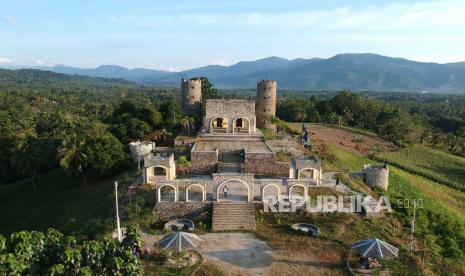 Objek Wisata Benteng Ulantha Kembali Dibuka. Foto aerial objek wisata Benteng Ulantha di Suwawa, Kabupaten Bone Bolango, Gorontalo, Ahad (1/11/2020). Setelah sempat ditutup akibat pandemi COVID-19, Benteng Ulantha kembali ramai dikunjungi wisatawan pada liburan panjang. 