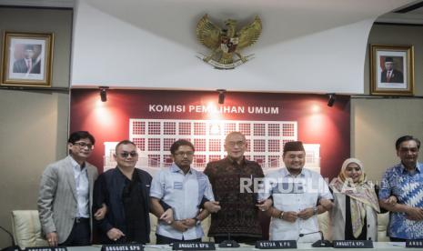  KPU resmi menetapkan tiga pasangan capres dan cawapres yaitu Anies-Muhaimin, Ganjar-Mahfud, dan Prabowo-Gibran memenuhi syarat mengikuti Pemilu 2024.