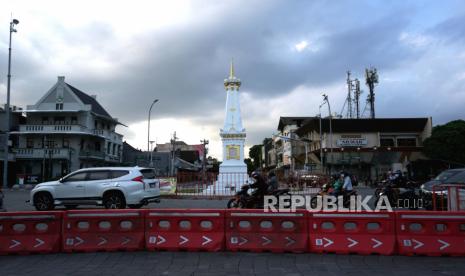 Warga melintas di dekat Jl Margo Utomo yang ditutup di Yogyakarta, Rabu (7/7/2021). Pemkot Yogyakarta melakukan rekayasa lalu lintas dengan menutup sejumlah ruas jalan masuk Kota Yogyakarta pada jam tertentu guna membatasi ruang gerak masyarakat selama PPKM Darurat Jawa-Bali. 