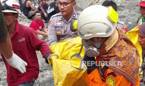  Foto selebaran yang disediakan oleh Badan Pencarian dan Pertolongan Nasional Indonesia (BASARNAS) memperlihatkan para penyelamat membawa jenazah korban ledakan di lokasi penambangan batu bara di Sawahlunto, provinsi Sumatera Barat, Indonesia, 09 Desember 2022. Menurut BASARNAS, setidaknya sembilan pekerja tewas dan dua lainnya luka-luka akibat ledakan di lokasi penambangan batubara yang dioperasikan oleh PT. Perusahaan pertambangan Nusa Alam Lestari (NAL).