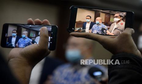 Tim kuasa hukum Jhoni Allen Marbun memberikan keterangan usai menghadiri sidang perdana terkait gugatan Jhoni Allen Marbun kepada Ketua Umum DPP Partai Demokrat Agus Harimurti Yudhoyono (AHY) di Pengadilan Negeri Jakarta Pusat, Jakarta, Rabu (17/3). Majelis hakim menunda sidang gugatan tersebut hingga Rabu (24/3) dikarenakan para pihak tergugat tidak menghadiri persidangan.Prayogi/Republika