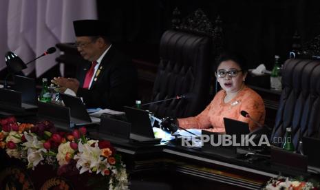 Ketua DPR Puan Maharani (kanan)