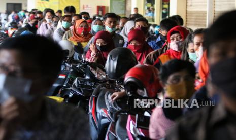 Ratusan orang antre mengurus perpanjangan Surat Ijin Mengemudi (SIM) di layanan SIM keliling di Pasar Tambak Rejo, Surabaya, Jawa Timur, Selasa (9/6/2020). Layanan SIM keliling di tempat itu ramai dikunjungi warga untuk mengurus perpanjangan SIM saat dibuka kembali setelah ditutup selama tiga tahap Pembatasan Sosial Berskala Besar (PSBB) di Surabaya