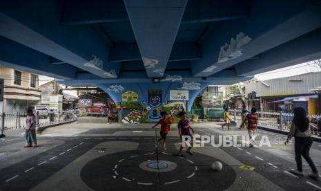 Anak-anak bermain bola di kolong flyover Arif Rahman Hakim, Kota Depok. Kepala Satpol PP mengeklaim ruang terbuka di Kota Depok bebas dari aktivitas LGBT.