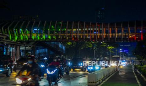 Sejumlah kendaraan melintas di dekat JPO Gelora Bung Karno yang berhias warna-warni bendera Palestina di Jakarta, Rabu, (19/5). Pemerintah Provinsi DKI Jakarta menampilkan warna-warna khas bendera Negara Palestina di delapan Jembatan Penyeberangan Orang (JPO) dan dua sarana umum di Ibu Kota sebagai bentuk aksi solidaritas rasa kepedulian terhadap para warga Palestina yang menjadi korban kekejaman Zionis Israel. Republika/Putra M. Akbar