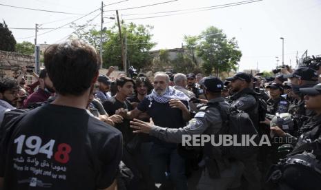 Warga Palestina bentrok dengan petugas polisi Israel saat kunjungan anggota sayap kanan Knesset Israel ke lingkungan Sheikh Jarrah di Yerusalem timur, Senin, 10 Mei 2021.