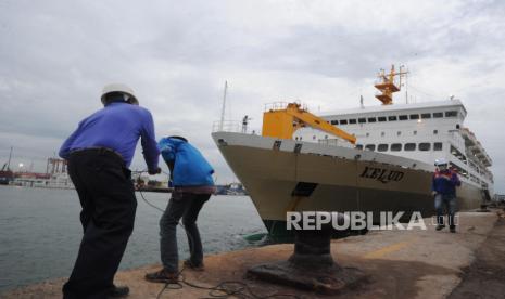 Pekerja menarik tali saat KM Kelud akan bersandar di Pelabuhan Batuampar, Kota Batam, Kepri, Kamis (22/12/2022). 