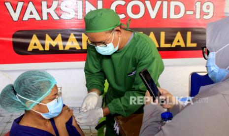 Pasien Covid-19 di Kupang Tersisa 240 Orang. Petugas vaksinator dari RSUD WZ Johanes Kupang menyuntikan vaksin COVID-19 jenis Moderna kepada seorang petugas kesehatan di Kota Kupang, NTT, Rabu (12/8/2021). Pemerintah provinsi NTT menargetkan sebanyak 32.221 tenaga kesehatan di NTT akan mendapatkan vaksin dosis ketiga dengan jenis vaksin Moderna. 