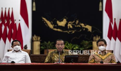 Presiden Joko Widodo (tengah) didampingi Menteri Dalam Negeri Tito Karnavian (kiri). 