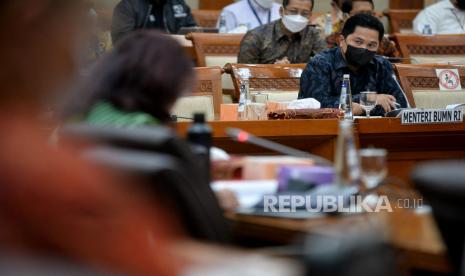 Menteri BUMN Erick Thohir (kanan) mengikuti rapat kerja dengan Komisi VI DPR di Kompleks Parlemen, Senayan, Jakarta, Senin (4/7/2022). Rapat tersebut beragendakan pengambilan keputusan terhadap usulan BUMN penerima PMN 2023 dan inisiatif corporate action 2022/right issue 2022.Prayogi/Republika.