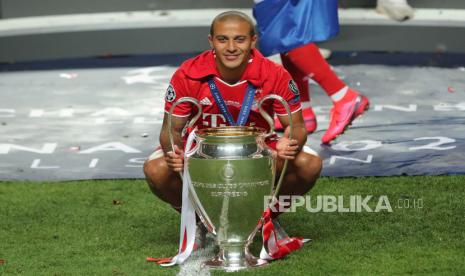  Thiago Alcantara dari FC Bayern merayakan dengan trofi setelah memenangkan final Liga Champions UEFA antara Paris Saint-Germain dan Bayern Munich di Lisbon, Portugal, 23 Agustus 2020.