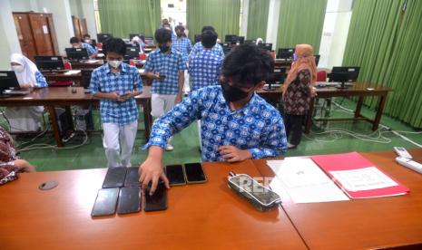 Ilustrasi. Siswa mengumpulkan gawai sebelum ujian akhir sekolah di SMP Negeri 2 Yogyakarta, Kamis (21/4/20). Konten Media Sosial Bisa Jadi Inspirasi Aksi Perundungan di Sekolah