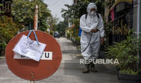 Warga menyemprotkan cairan disinfektan di area permukiman warga wilayah Darwati, Kecamatan Rancasari, Kota Bandung, Senin (22/2/2021).