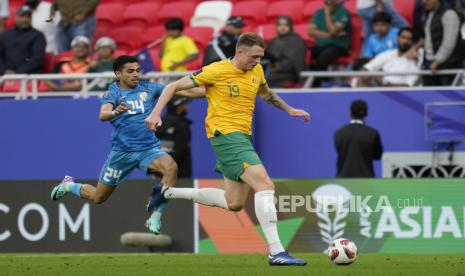 Bek Australia Harry Souttar (kostum kuning)