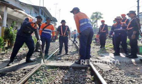 KAI Daop 8 Surabaya menutup tiga perlintasan sebidang di Kotalama, Kota Malang pada Kamis (27/7/2023). 