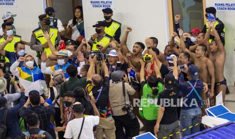 Gubernur Jawa Barat Ridwan Kamil (kedua kiri) beserta istri menemui tim polo air putra Jawa Barat seusai memenangkan pertandingan melawan tim polo air putra DKI Jakarta pada PON Papua di Stadion Akuatik, Kampung Harapan, Kabupaten Jayapura, Papua, Ahad (3/10/2021). Tim polo air putra Jawa Barat berhasil menyumbang medali emas setelah mengalahkan tim polo air putra DKI Jakarta dengan skor 8-5. 