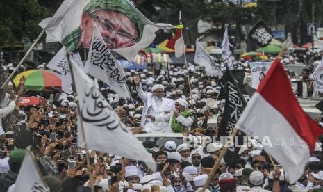 Imam Besar Front Pembela Islam (FPI) Habib Rizieq Shihab menyapa massa saat tiba di kawasan Petamburan, Jakarta, Selasa (10/11). Habib Rizieq Shihab kembali ke tanah air setelah berada di Arab Saudi selama tiga setengah tahun.