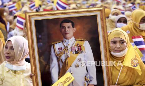  Royalis Muslim Thailand mengenakan bendera kuning dan foto mendiang Raja Thailand Bhumibol Adulyadej selama unjuk rasa pro-monarki di Pusat Administrasi Nasional Urusan Islam Chalerm Phrakiat di Bangkok di Bangkok, Thailand, 10 November 2020. Royalis Muslim berkumpul untuk mendukung Raja Thailand setelah pengunjuk rasa pro-demokrasi mengadakan protes jalanan menyerukan reformasi monarki.