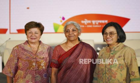 Foto yang dirilis oleh Kementerian Keuangan India ini menunjukkan, dari kiri, Direktur Pelaksana IMF Kristalina Georgieva, Menteri Keuangan India Nirmala Sitharaman, dan Menteri Keuangan Sri Mulyani Indrawati berpose untuk foto pada simposium tentang Infrastruktur Publik Digital di konklaf keuangan G-20 di Bengaluru , India, Kamis (23/2/2023).