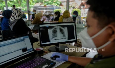 Tenaga Kesehatan dari Puskesmas Kecamatan Cilandak mendata hasil rontgen pasien untuk dilakukan skrining penyakit TBC dengan pemeriksaan rontgen dada dan mantoux di RPTRA Pinang Pola, Pondok Labu, Cilandak, Jakarta Selatan, Kamis (18/1/2024). 