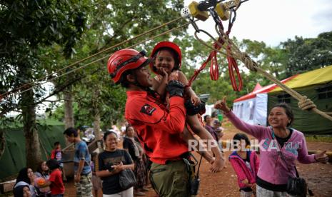 Anak bermain rappeling saat kegiatan trauma healing korban terdampak gempa di Taman Prawitasari, Kabupaten Cianjur, Jawa Barat, Ahad (27/11/2022). Kegiatan yang digelar Rappeling Education (RED) tersebut ditujukan untuk mengurangi trauma pada anak akibat gempa bumi. Republika/Thoudy Badai