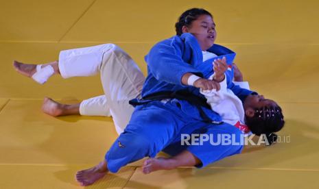 Judoka Bali I Dewa Ayu Mira Widari (atas) bertanding melawan judoka DKI Jakarta Tiara Shinta (bawah) dalam babak final nomor beregu campuran cabang judo PON Papua di Graha Eme Neme Yauware, Timika, Kabupaten Mimika, Papua, Ahad (3/10/2021). Bali menang dalam pertandingan tersebut sekaligus meraih medali emas, sementara DKI Jakarta mendapatkan medali perak. 