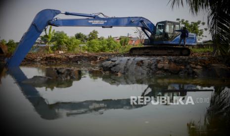 Alat berat beroperasi di area proyek pembuatan embung atau penampungan air di kawasan Semanan, Jakarta Barat, Rabu (7/10).  Pembangunan embung seluas 3.000 meter tersebut ditargetkan rampung pada akhir tahun 2020 sebagai antisipasi banjir di kawasan tersebut mengingat kawasan Semanan merupakan salah satu daerah rawan banjir. Republika/Thoudy Badai