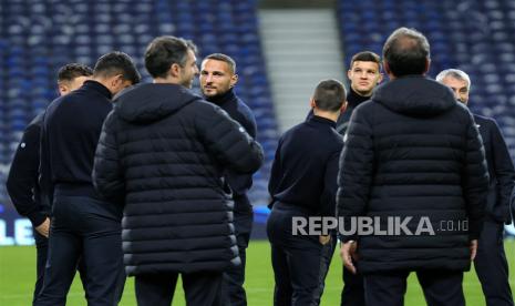 Para pemain Inter Milan menyambangi lapangan markas Porto, Estadio Dragao sebelum laga leg kedua 16 besar Liga Champions 2022/2023, Rabu (15/3/2023). 