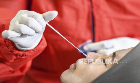 Seorang warga mengikuti tes usap antigen COVID-19 di Sekretariat Pewarta Foto Indonesia (PFI) Pusat di kawasan Ampera, Jakarta, Ahad (14/2/2021). Dalam rangka memperingati Hari Pers Nasional (HPN), PFI Pusat bekerja sama dengan Pagar Nusa menggelar tes usap antigen COVID-19 gratis bagi pewarta foto dan warga sekitar untuk mencegah penyebaran dan penularan COVID-19. 