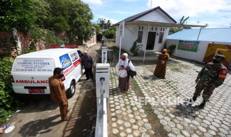 Suasana kegiatan aparatur desa kala mengoptimalkan posko penanganan COVID-19 . (Republika).