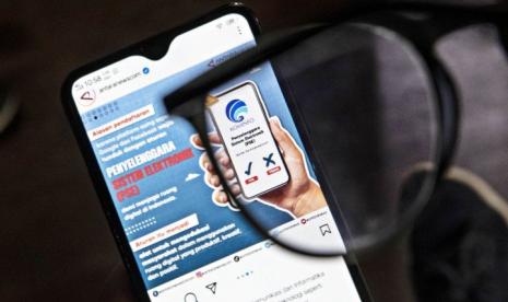 Warga menggunakan aplikasi media sosial Instagram di Jakarta, Senin (18/7/2022). Kemenkominfo akan memblokir beberapa aplikasi terkait adanya pendaftaran Penyelenggara Sistem Elektronik (PSE) sebagai upaya pemerintah Indonesia untuk melindungi konsumen masyarakat, diantaranya Google, Facebook, Instagram, dan WhatsApp. (Antara/Muhammad Adimaja)