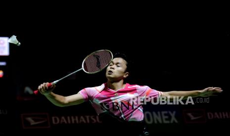 Pebulu tangkis tunggal putra Indonesia Anthony Sinisuka Ginting mengembalikan bola ke arah pebulu tangkis tunggal putra Hongkong Lee Cheuk Yiu pada babak kualifikasi Daihatsu Indonesia Masters 2023 di Istora Gelora Bung Karno, Senayan, Jakarta, Rabu (25/1/2023). Ginting berhasil lolos ke babak 16 besar usai mengalahkan tunggal putra Hongkong dengan skor 21-10, 21-12.