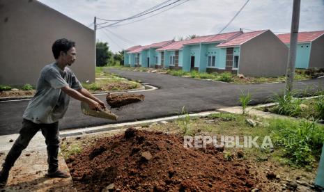 Pekerja melakukan perbaikan halaman salah satu rumah bersubsidi di Ciseeng, Bogor, Jawa Barat, Senin (19/2/2024). 