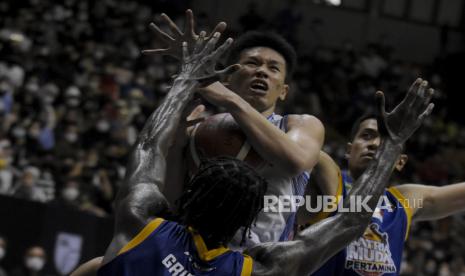 Pebasket Abraham Damar Grahita (tengah). 