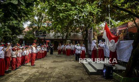 Siswa mengikuti upacara bendera memperingati Hari Guru Nasional di SDN Pondok Cina 1, Depok, Jawa Barat, Jumat (25/11/2022). Siswa SDNPondok Cina 1 tetap memperingati Hari Guru Nasional meskipun para guru tidak hadir ke sekolahnya sejak (14/11/2022), akibat polemik relokasi sekolah menjadi masjid raya. Republika/Putra M. Akbar