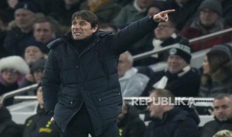 Pelatih kepala Tottenham Antonio Conte memberi isyarat pada pertandingan sepak bola leg kedua babak 16 besar Liga Champions antara Tottenham Hotspur dan AC Milan di stadion Tottenham Hotspur di London,  Kamis (9/3/2023) dini hari WIB. 