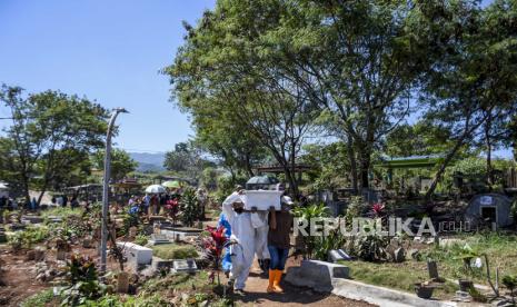 Data kasus aktif COVID-19 dalam dua hari terakhir di Kota Bandung, sejak Jumat (23/7), meningkat cukup signifikan dibandingkan hari-hari sebelumnya. (Foto ilustrasi: Petugas pemikul jenazah mengenakan alat pelindung diri (APD) menggotong peti jenazah dengan protokol Covid-19 di TPU Cikadut, Jalan Cikadut, Mandalajati, Kota Bandung)