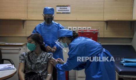 Petugas medis menyuntikkan vaksin Covid-19 kepada relawan saat simulasi Uji Klinis Vaksin Covid-19 di Rumah Sakit Pendidikan Universitas Padjadjaran, Jalan Prof. Eyckman, Kota Bandung, Kamis (6/8). Pemerintah berencana memberikan tambahan penghargaan kepada tenaga kesehatan dan nonkesehatan sebagai bentuk ucapan terima kasih dalam penanganan pandemi Covid-19.