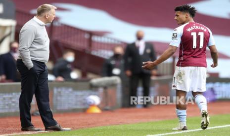 Ollie Watkins (kanan) dari Aston Villa berbicara dengan manajer Dean Smith setelah menerima kartu merah selama pertandingan sepak bola Liga Premier Inggris antara Aston Villa dan Manchester United di Birmingham, Inggris, 09 Mei 2021.