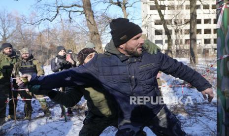  Anggota Georgian Legion melatih warga sipil untuk menyesuaikan diri dengan kemampuan pertahanan diri jika terjadi invasi Rusia di Kyiv, Ukraina, Jumat, 4 Januari 2022. Unit paramiliter yang dibentuk terutama oleh relawan etnis Georgia untuk memerangi agresi Rusia di Ukraina pada tahun 2014, sekarang termasuk orang-orang dari berbagai kebangsaan. Saat ini ada beberapa warga AS di Legiun Georgina, tetapi menurut komandannya Mamuka Mamulashvili, pada akhir Februari setidaknya akan ada 30 orang Amerika yang bergabung.