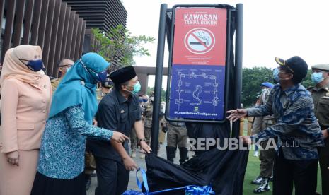 Wali Kota Bandung Oded M Danial (berpeci) meresmikan Plang Kawasan Tanpa rokok (KTR) di kawasan Alun-alun Kota Bandung, Senin (31/5). Bertepatan dengan Hari Tanpa Tembakau Sedunia (HTTS), Pemkot Bandung meresmikan Perda KTR. Perda tersebut akan benar-benar diterapkan, termasuk pemberian sanksi dan denda Rp 500 ribu.