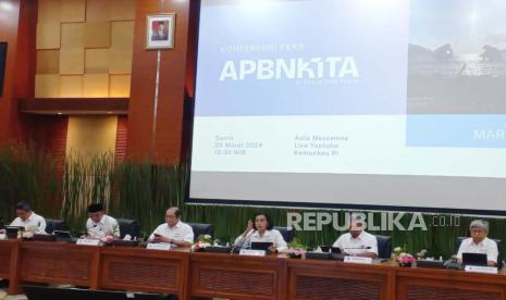 Menteri Keuangan Sri Mulyani bersama jajaran saat Konferensi Pers APBN KiTa Edisi Maret 2024 di Aula Mezzanine Gd. Djuanda I, Kementerian Keuangan, Senin (25/3/2024). 