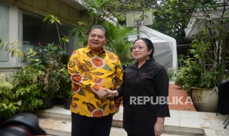 Ketua Umum Partai Golkar Airlangga Hartarto berjabat tangan dengan Ketua DPP PDI Perjuangan Puan Maharani sebelum melakukan pertemuan di kediaman Airlangga di Jakarta, Kamis (27/7/2023). Pertemuan tersebut diantaranya membahas hal-hal politik jelang pemilu 2024. 